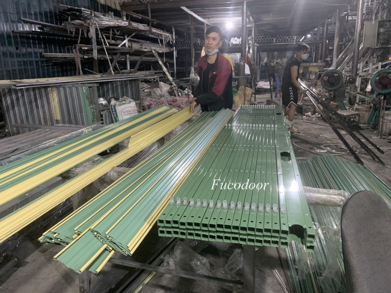 Cửa xếp hộp kẽm đột 20x20