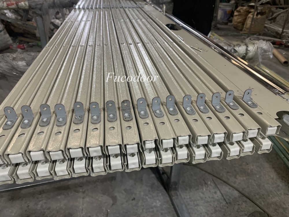 Cửa xếp U đúc sơn tĩnh điện có lá