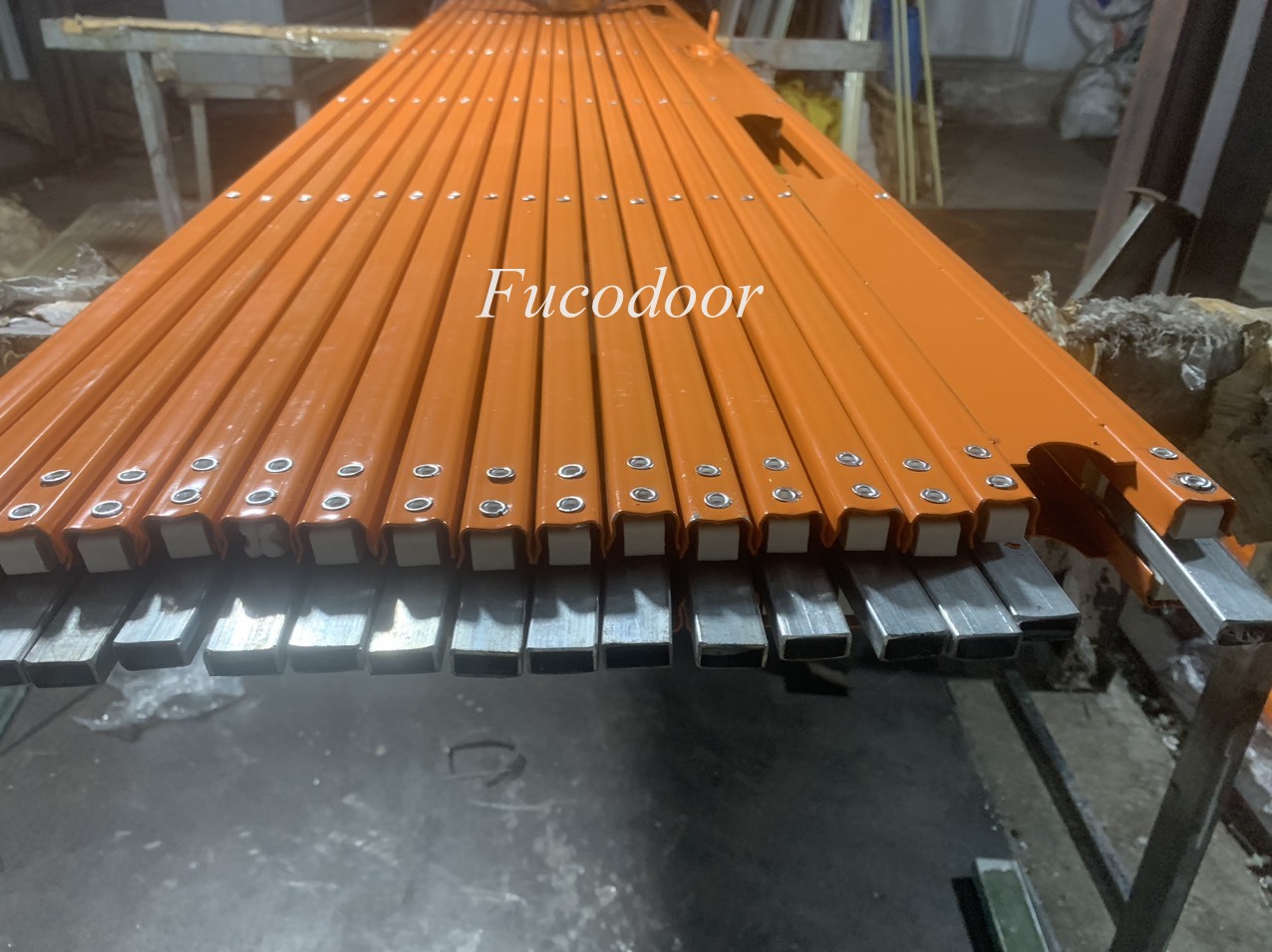 Cửa xếp U đúc sơn tĩnh điện không lá