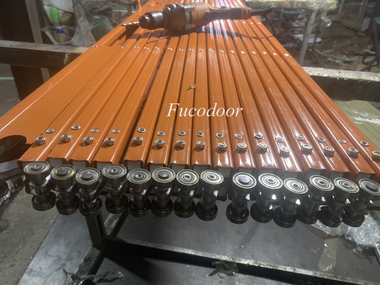 Cửa xếp U đúc sơn tĩnh điện không lá