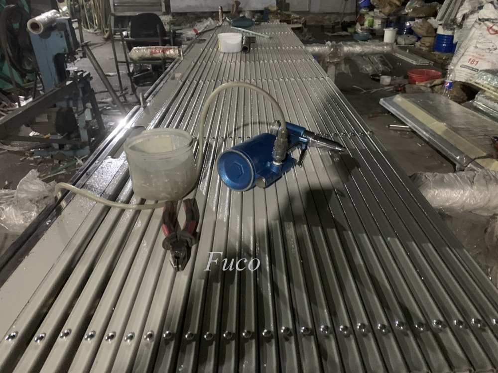 Cửa xếp U đúc sơn tĩnh điện không lá