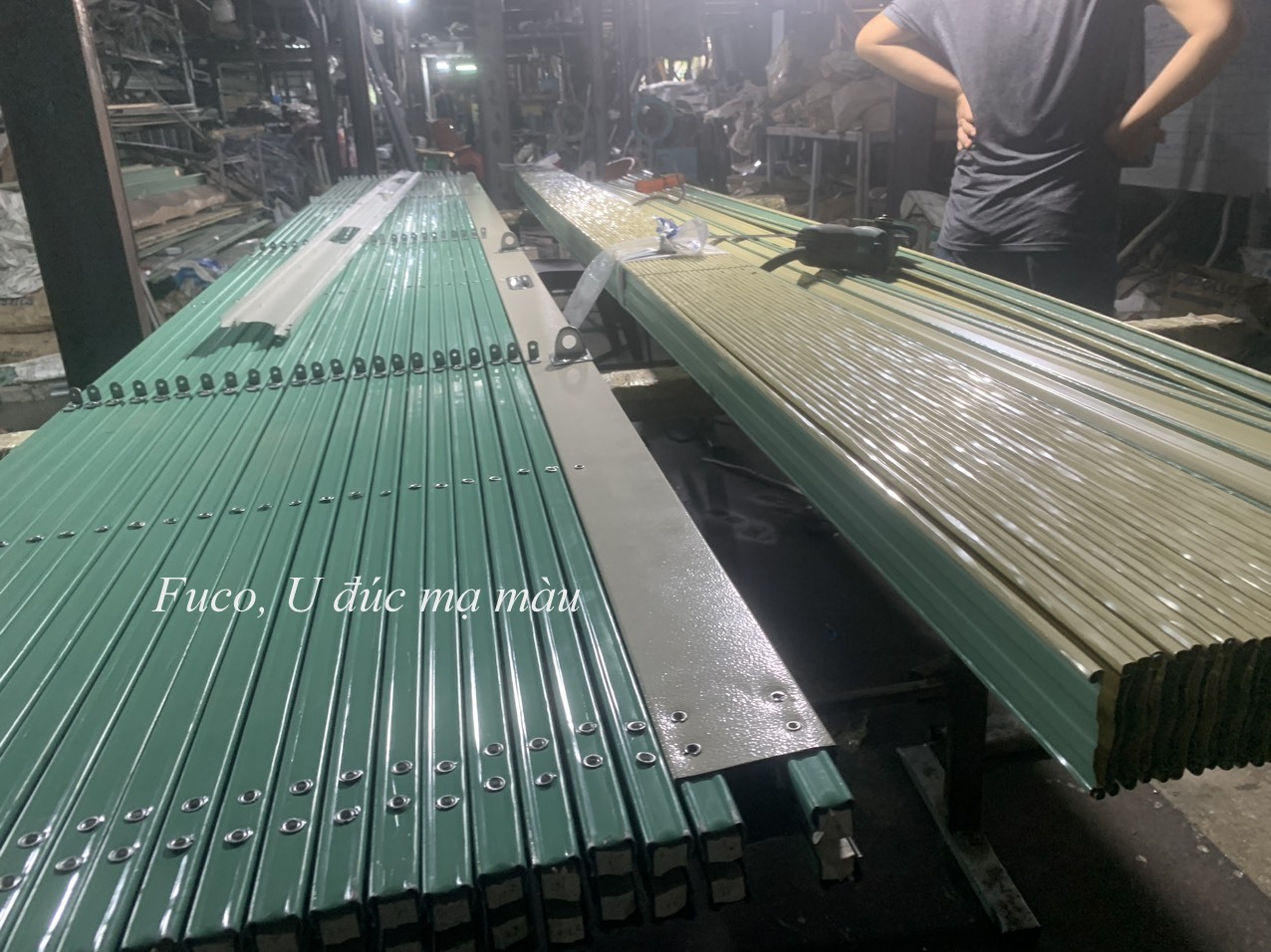 Cửa xếp U đúc thép mạ màu có lá