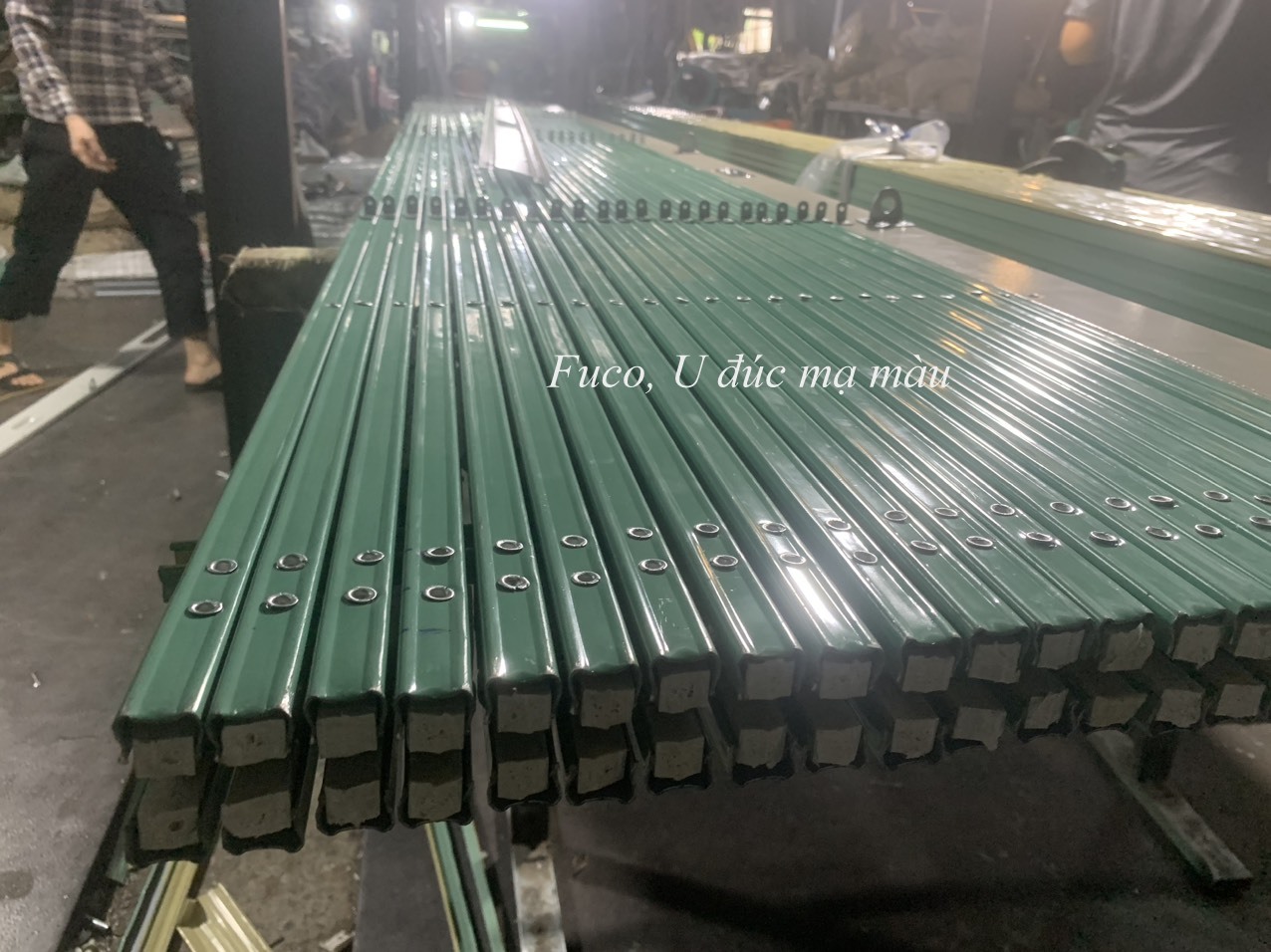 Cửa xếp U đúc thép mạ màu có lá