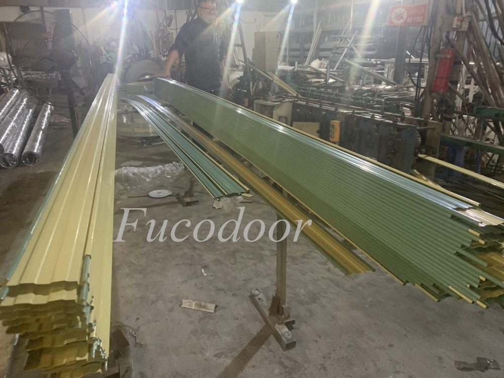 Cửa xếp U đúc thép mạ màu có lá