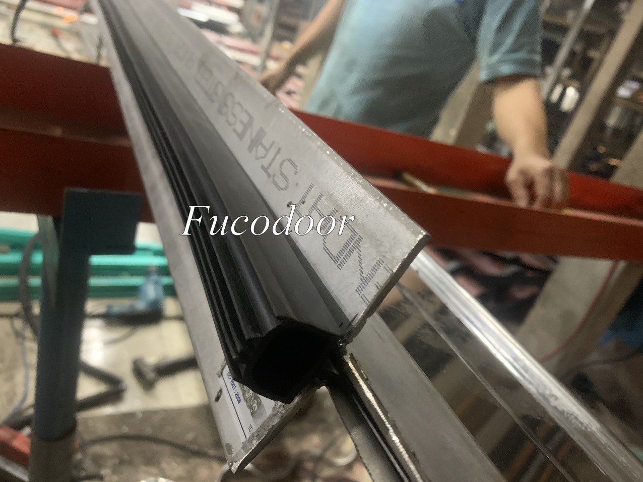 Cửa cuốn song ngang sơn tĩnh điện ống tròn phi 19 dầy 1.3ly