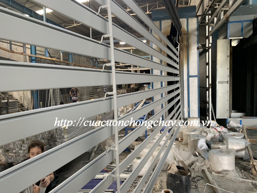 Cửa cuốn chống cháy được thiết kế để tự động ngăn lửa lan tỏa