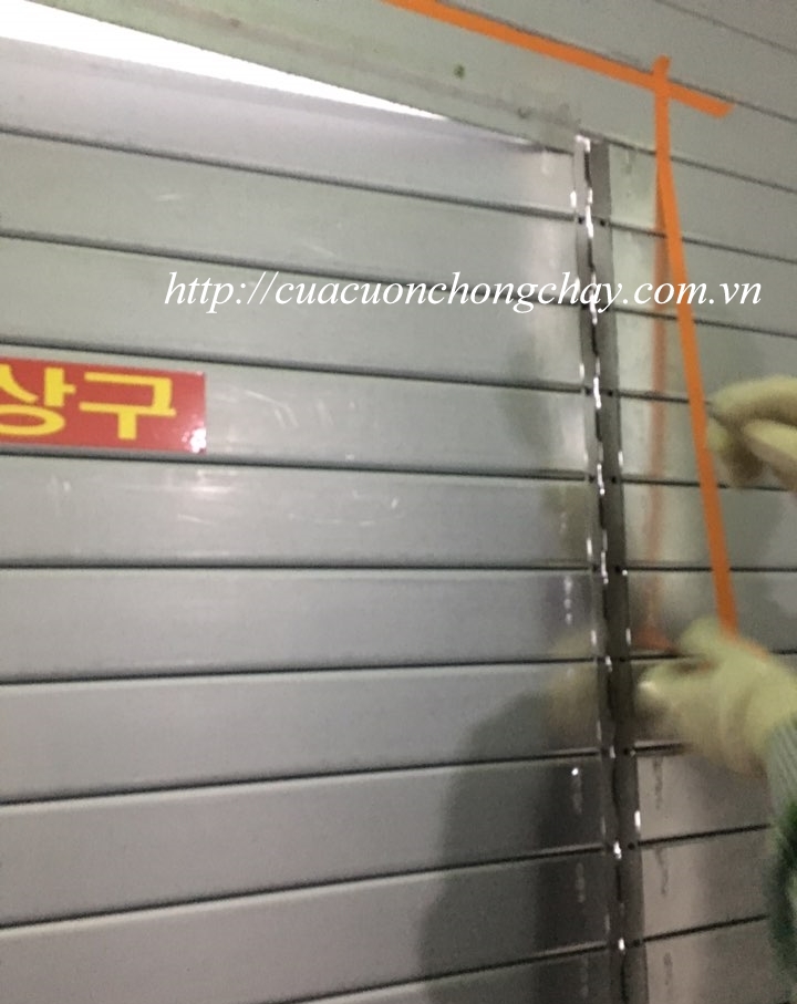 cài đặt Cửa cuốn chống cháy có cửa thoát hiểm