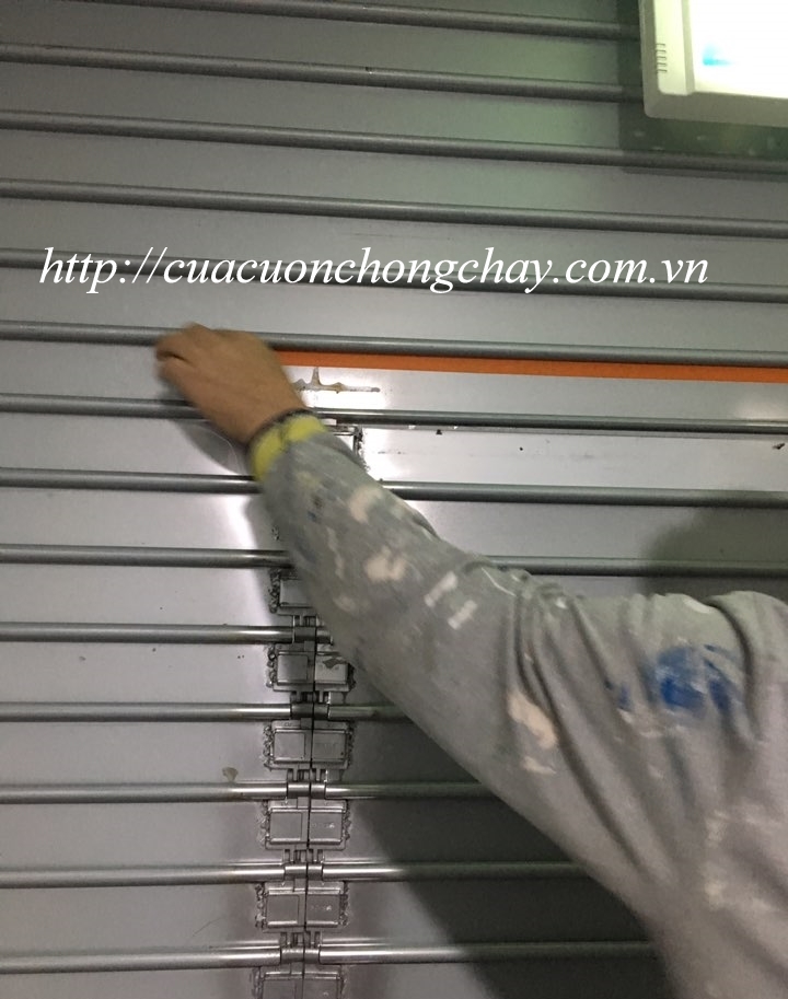 Cửa cuốn chống cháy có cửa thoát hiểm 