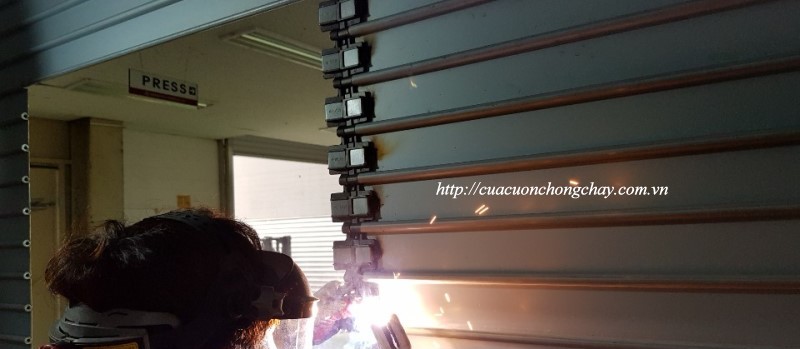 lắp đặt Cửa cuốn chống cháy có cửa thoát hiểm