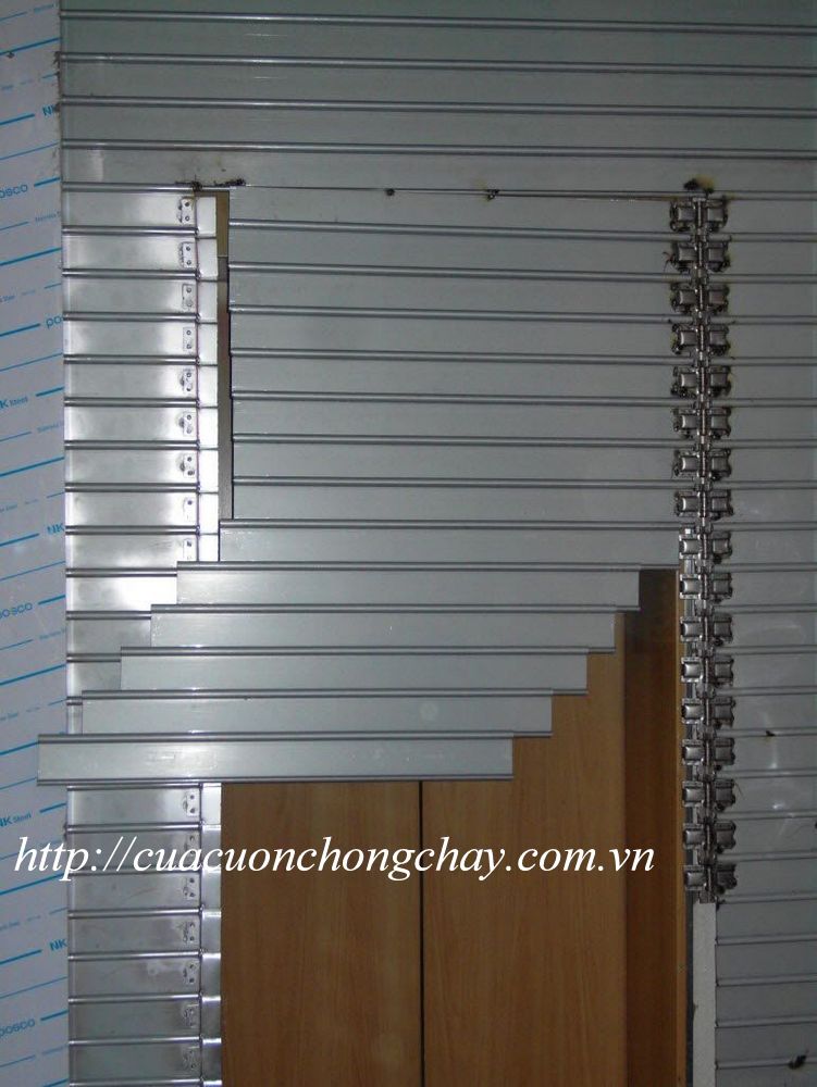 cài đặt Cửa cuốn chống cháy có cửa thoát hiểm