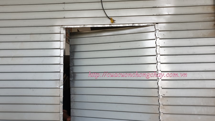 lắp đặt Cửa cuốn chống cháy có cửa thoát hiểm khẩn cấp