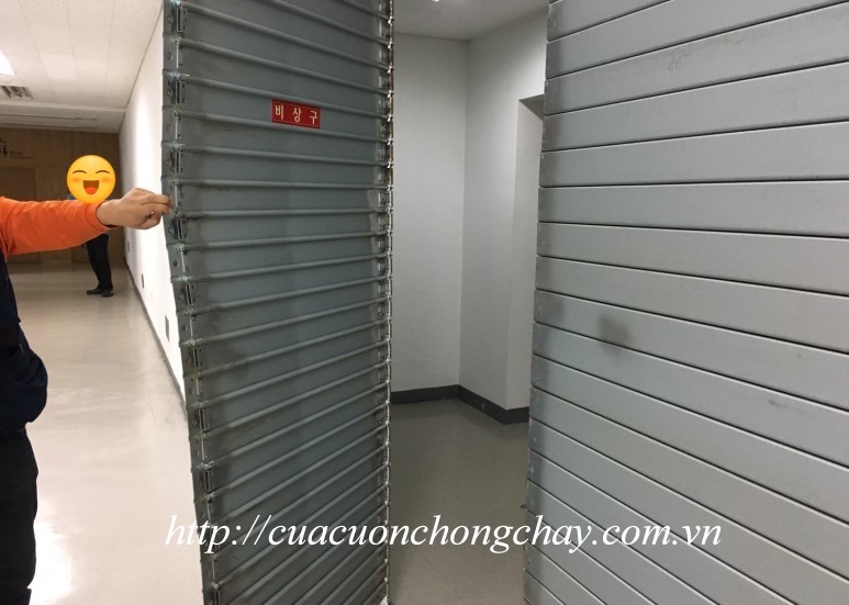 lắp đặt Cửa cuốn chống cháy có cửa thoát hiểm khẩn cấp