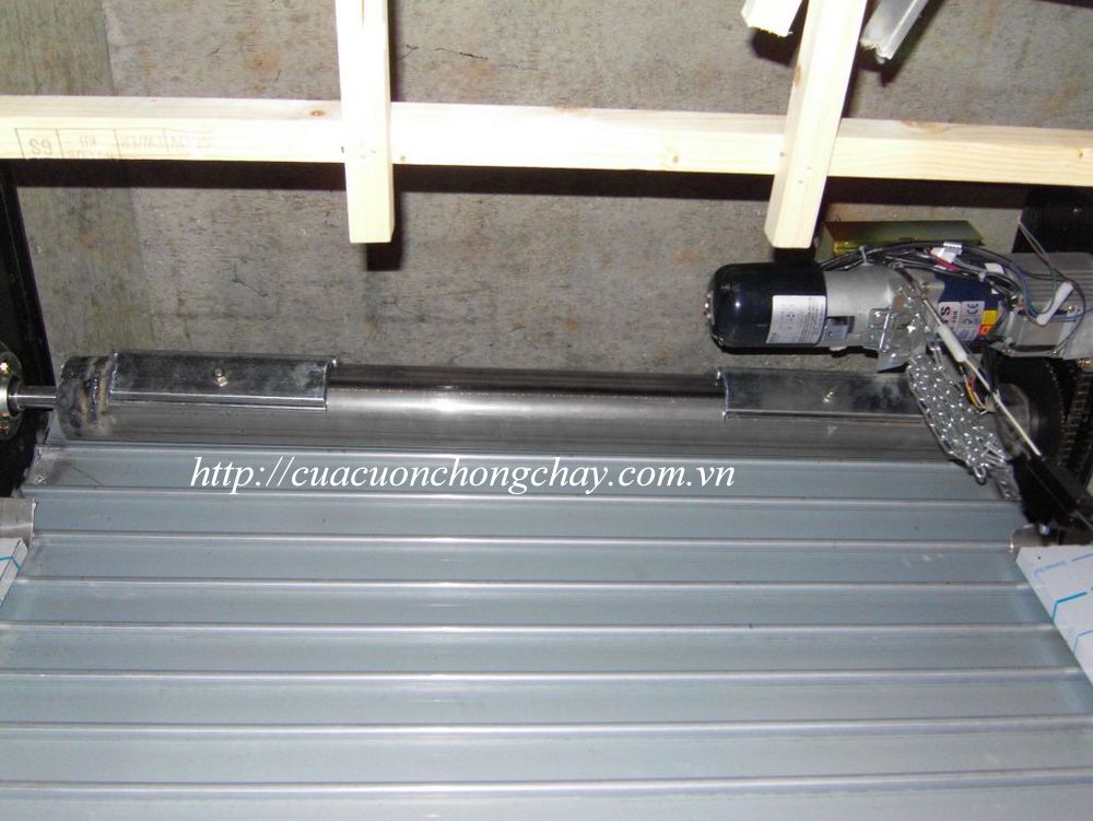lắp đặt Cửa cuốn chống cháy có cửa thoát hiểm khẩn cấp