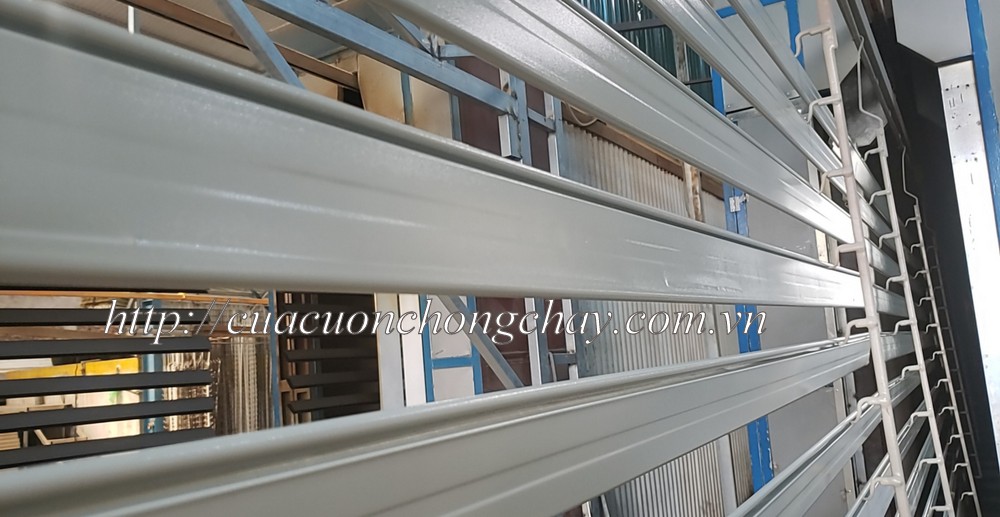 Rolling fire doors for buildings