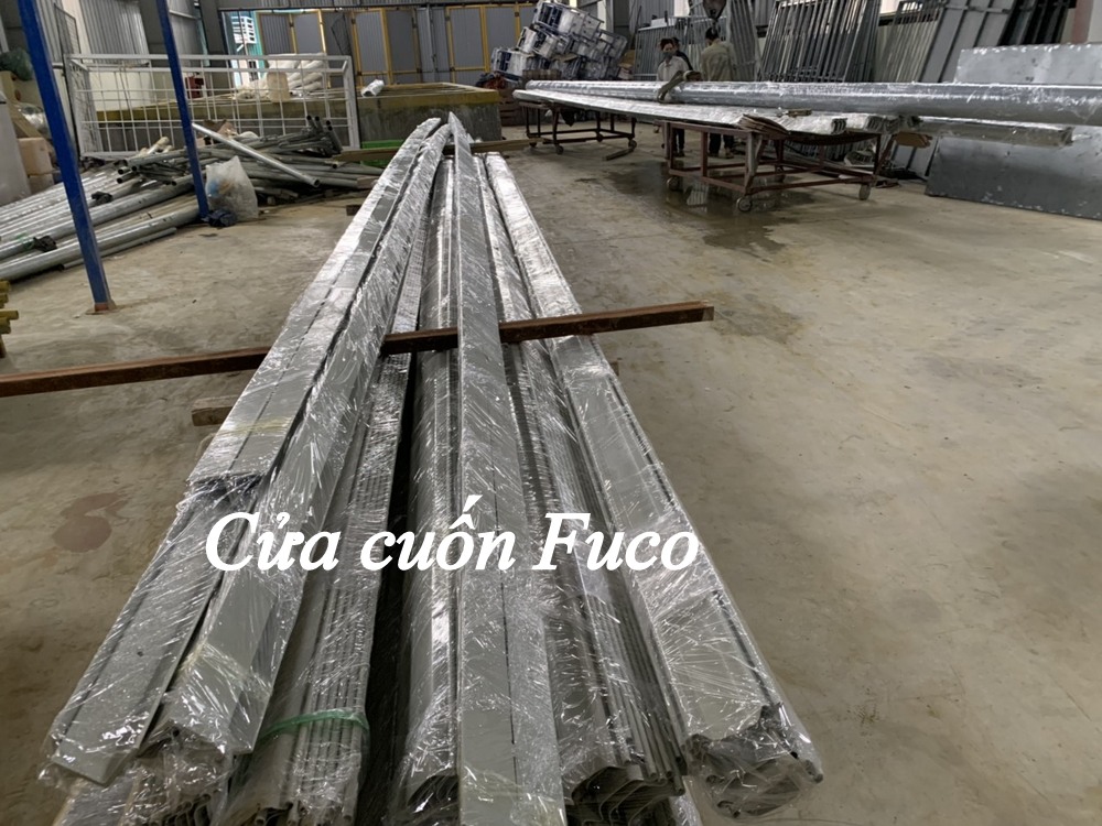 lá v đáy cửa cuốn chống cháy rộng 12m