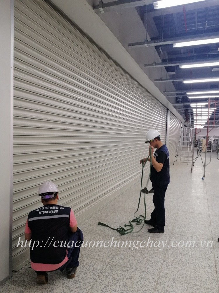 lắp cửa cuốn chống cháy rộng 12.4m