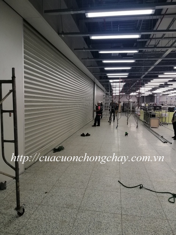 lắp cửa cuốn chống cháy rộng 12.4m