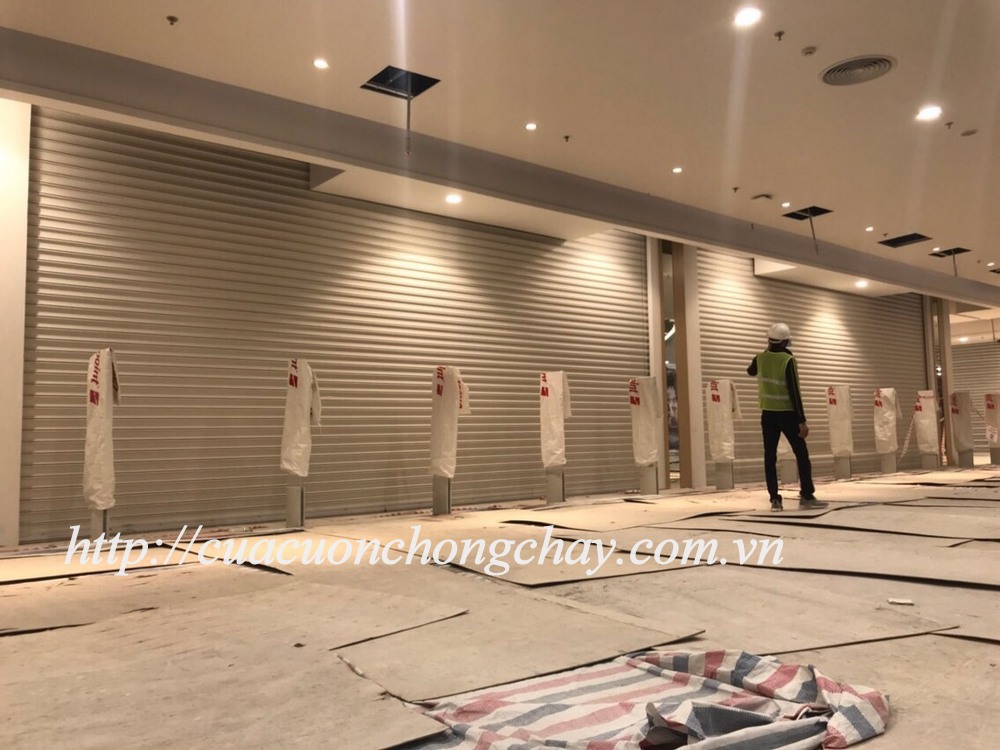 Cửa cuốn chống cháy được thiết kế để tự động ngăn lửa lan tỏa, đảm bảo