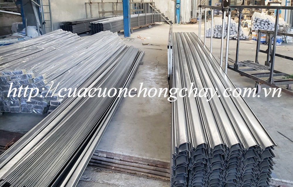 chống cháy 1 lớp. Cửa cuốn chống cháy 1 lớp, cửa cuốn chống cháy 1 lớp là loại cửa cuốn chống cháy bản 10cm, khổ tôn 17.5cm, với độ dầy thép