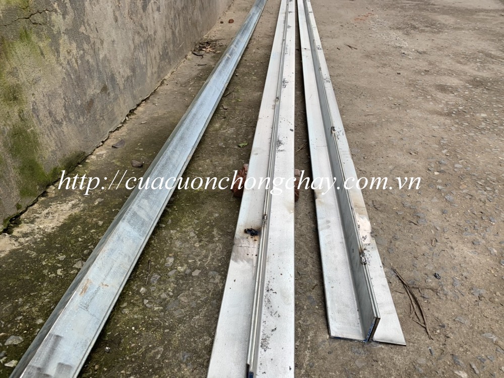 v đáy cửa cuốn chống cháy rộng 12m