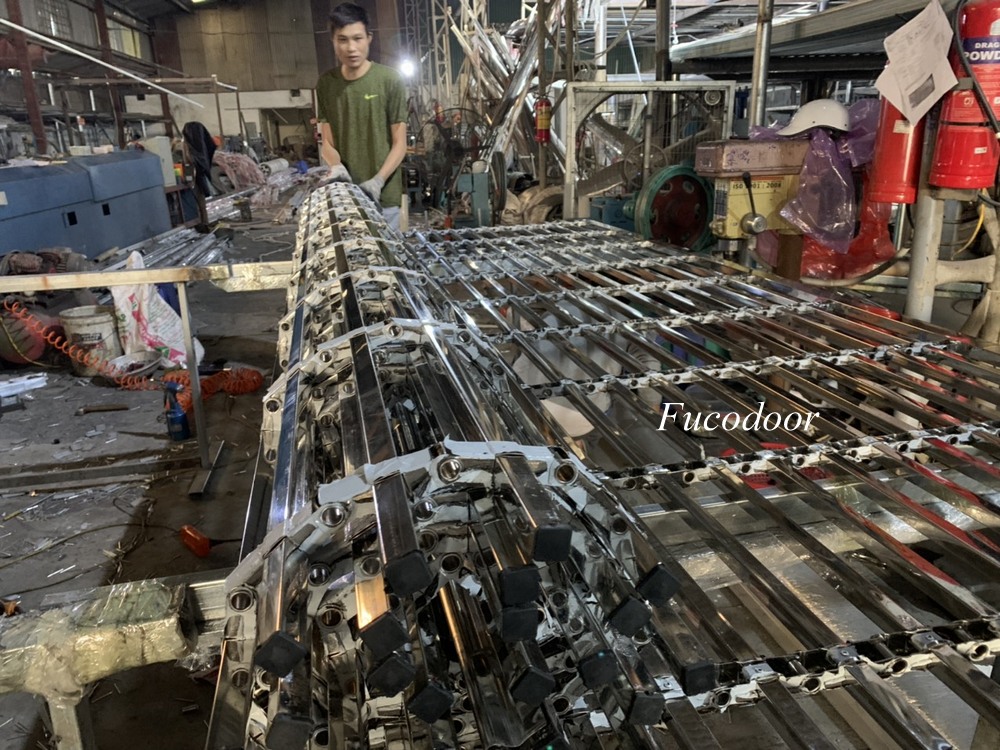 cửa cuốn khớp thoáng inox 