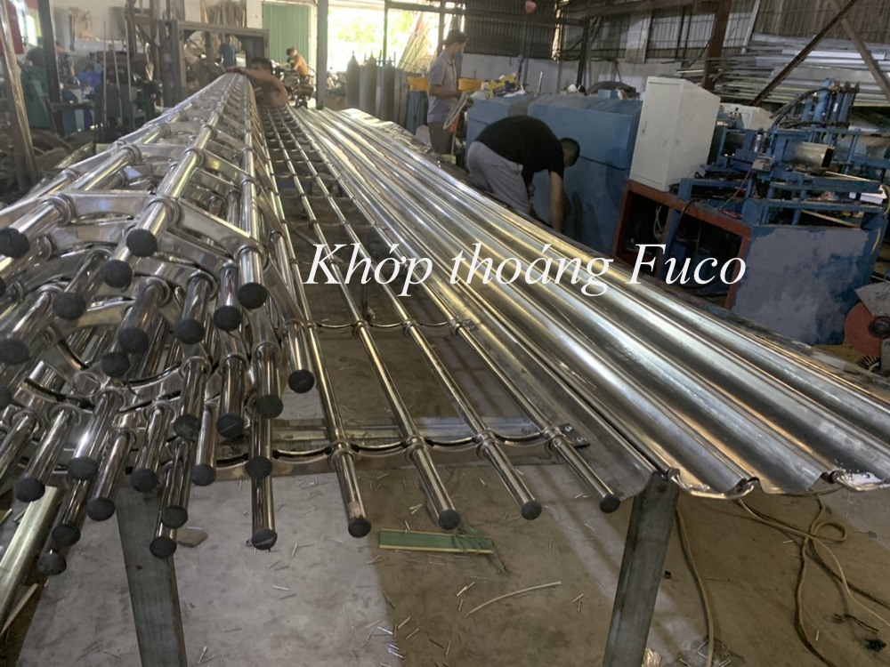 Cửa cuốn song ngang chất liệu inox 304, bóng đẹp