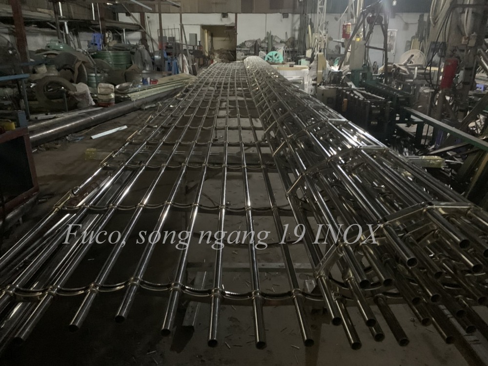 Cửa cuốn song ngang chất liệu inox 304, bóng đẹp