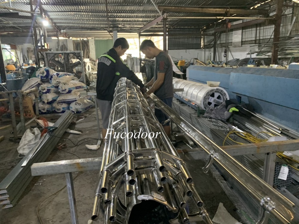 Cửa cuốn song ngang chất liệu inox 304, bóng đẹp