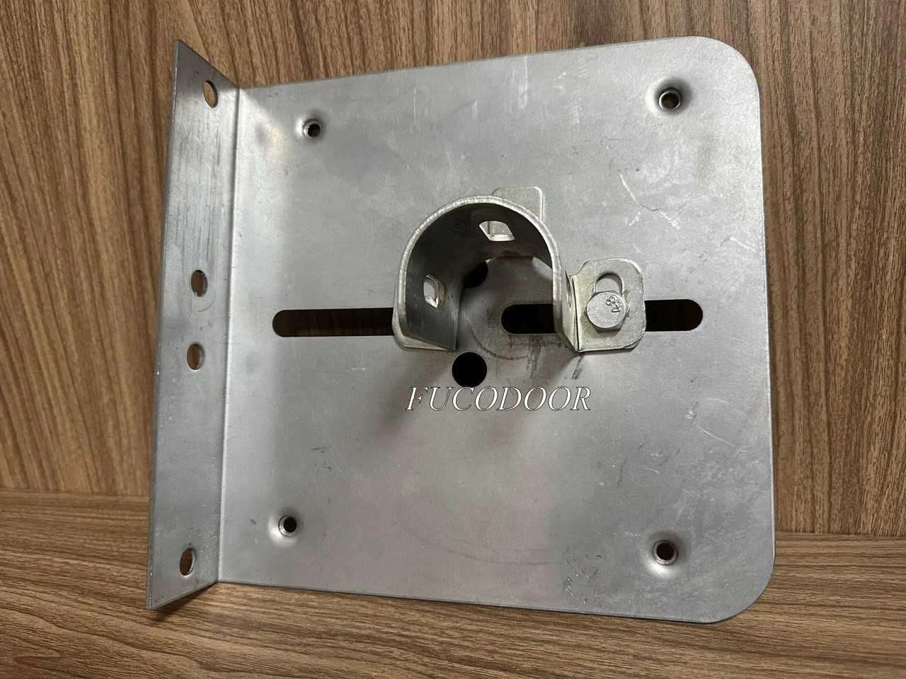 giá đỡ thép cửa cuốn lò xo lá Fuco, kéo tay