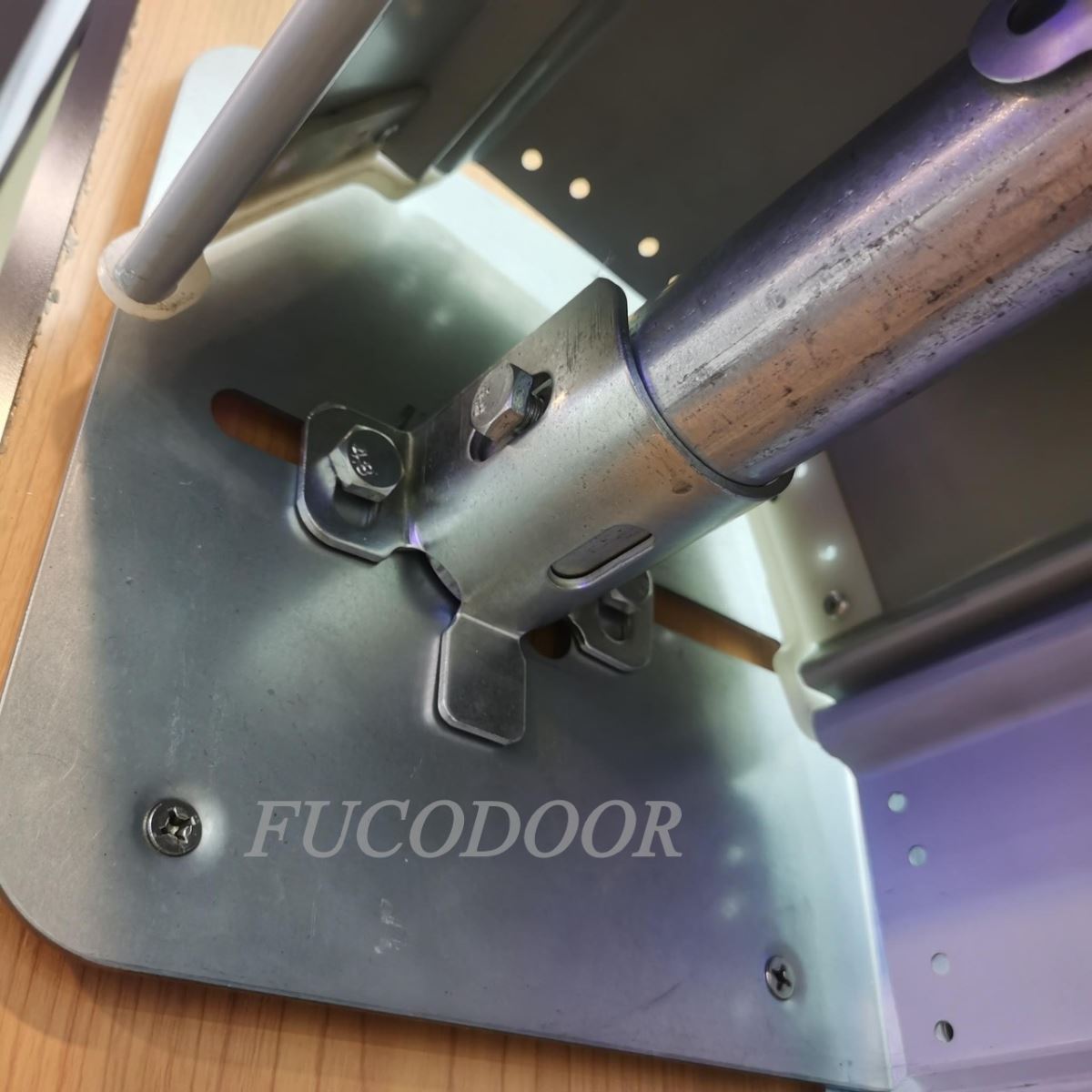 giá đỡ thép cửa cuốn lò xo lá Fuco, kéo tay