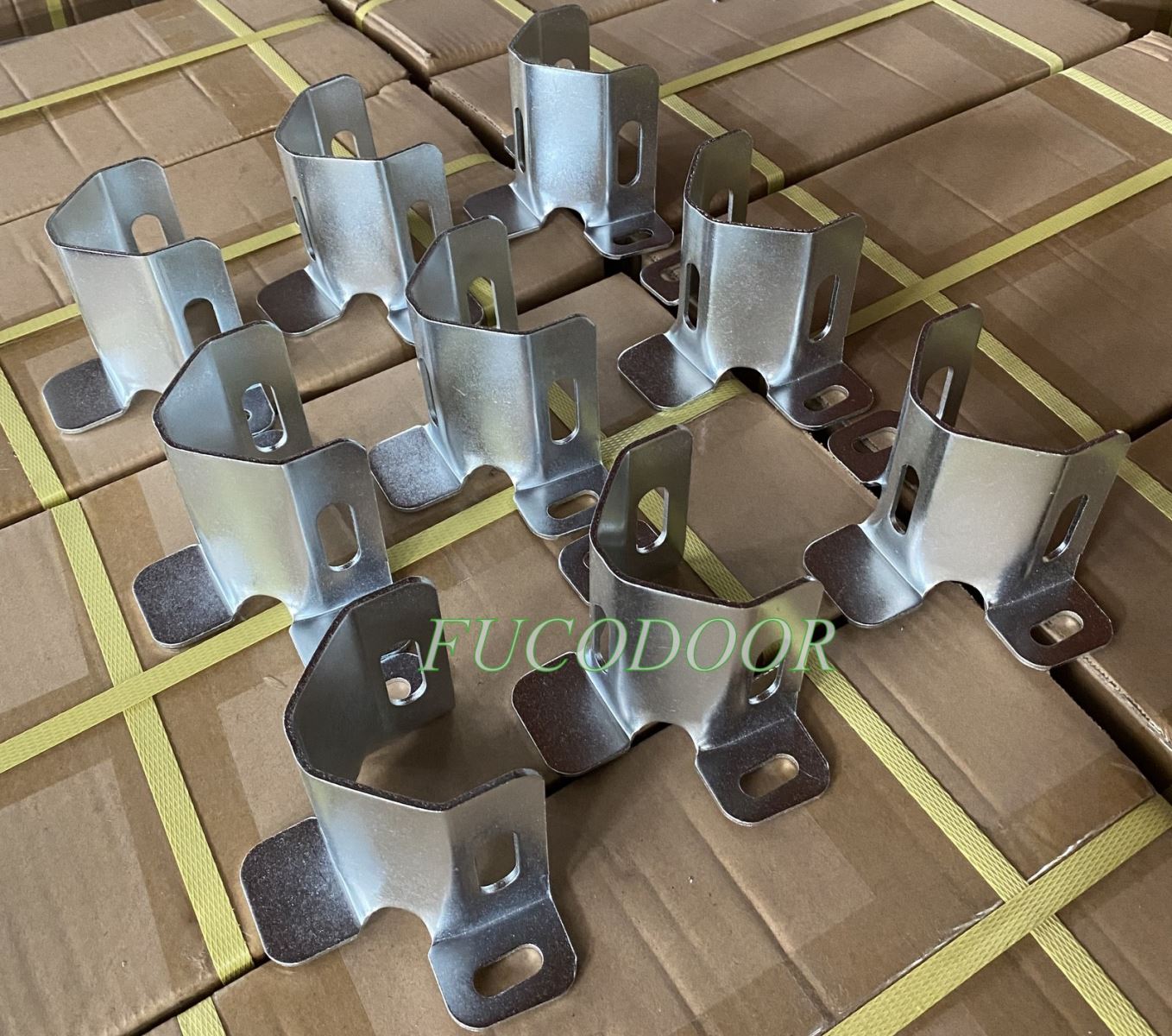 giá đỡ thép cửa cuốn lò xo lá Fuco, kéo tay
