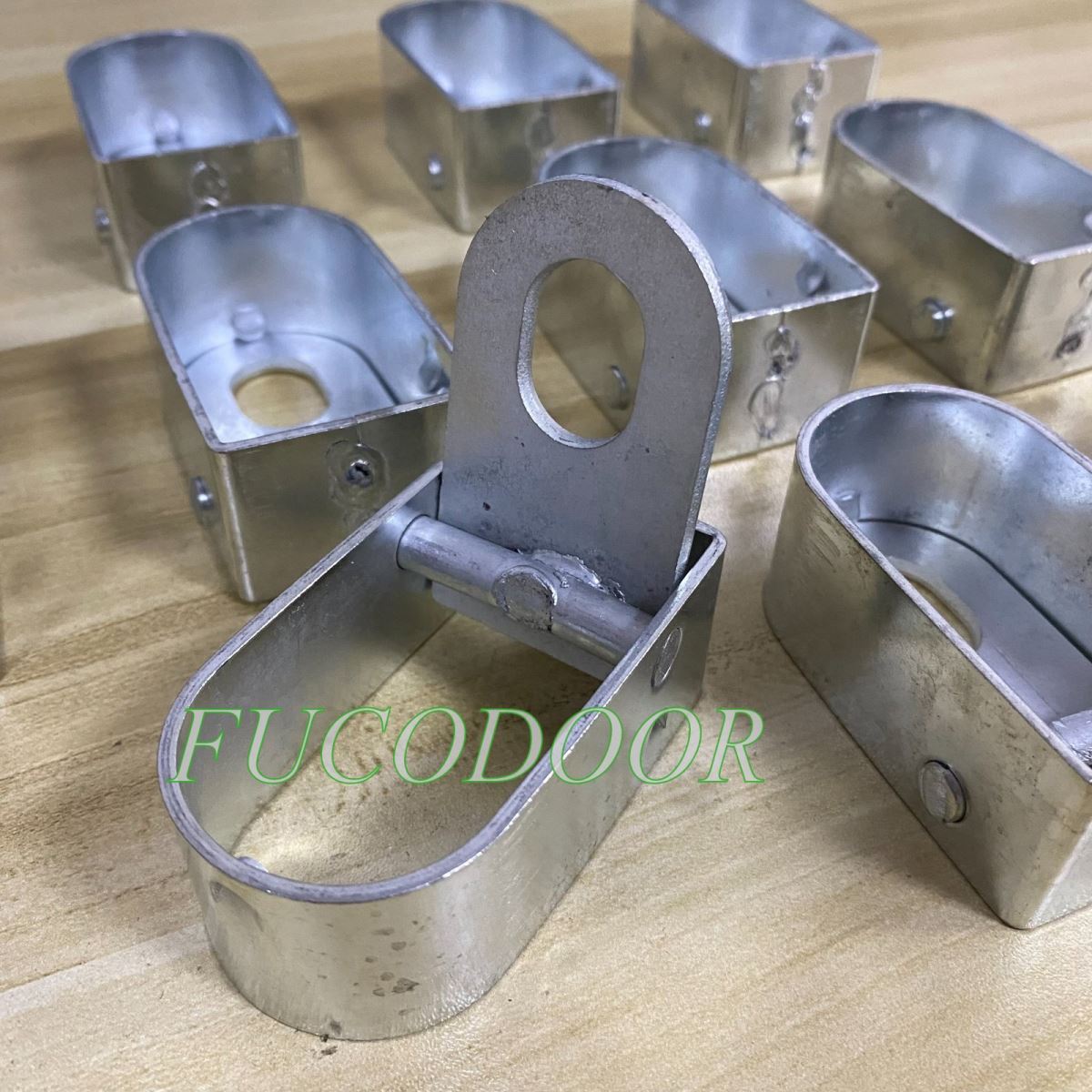 khóa nền cửa cuốn thép cửa cuốn lò xo lá Fuco, kéo tay