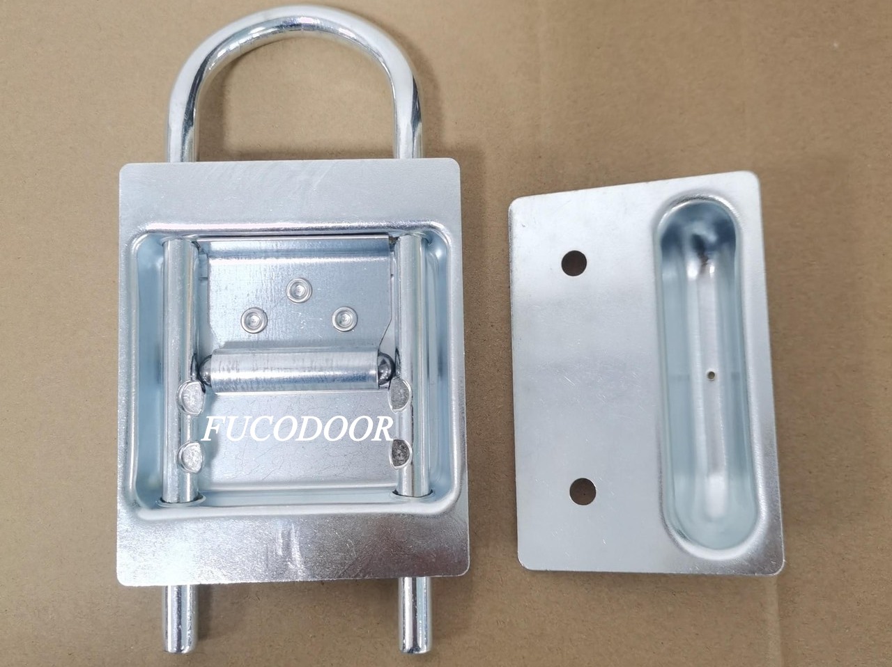 chốt ray trung tâm cửa cuốn thép cửa cuốn lò xo lá Fuco, kéo tay, chốt nền ray trung tâm