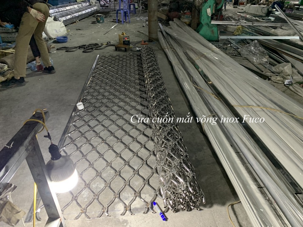 Cửa cuốn lưới mắt võng inox