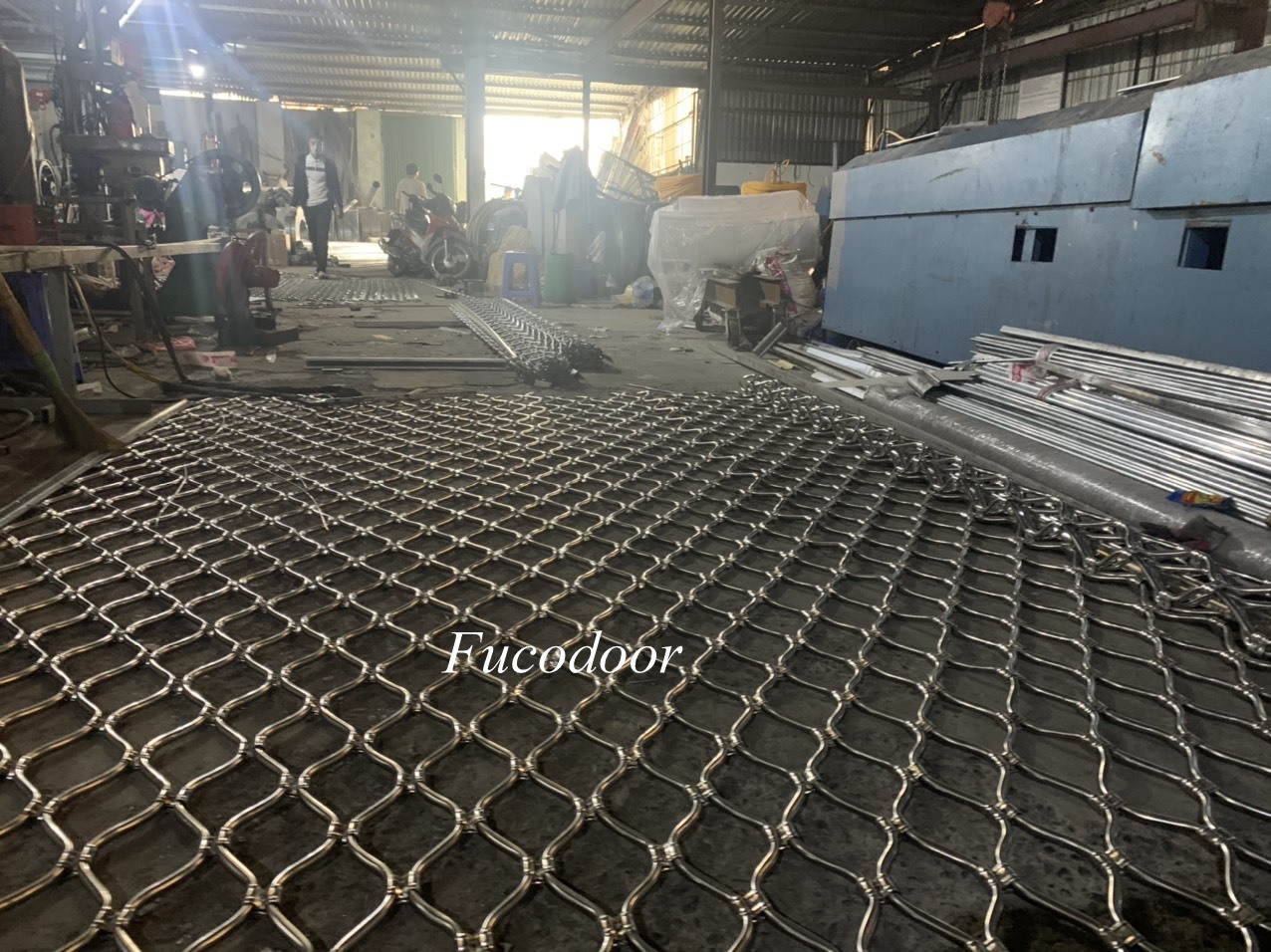 cửa cuốn mắc võng inox 304, cửa cuốn lưới mắt võng