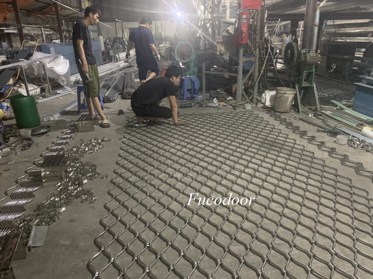 Báo giá cửa cuốn mắt lưới, cửa cuốn mắt võng. Nguyên liệu làm từ INOX 304 và INOX 201