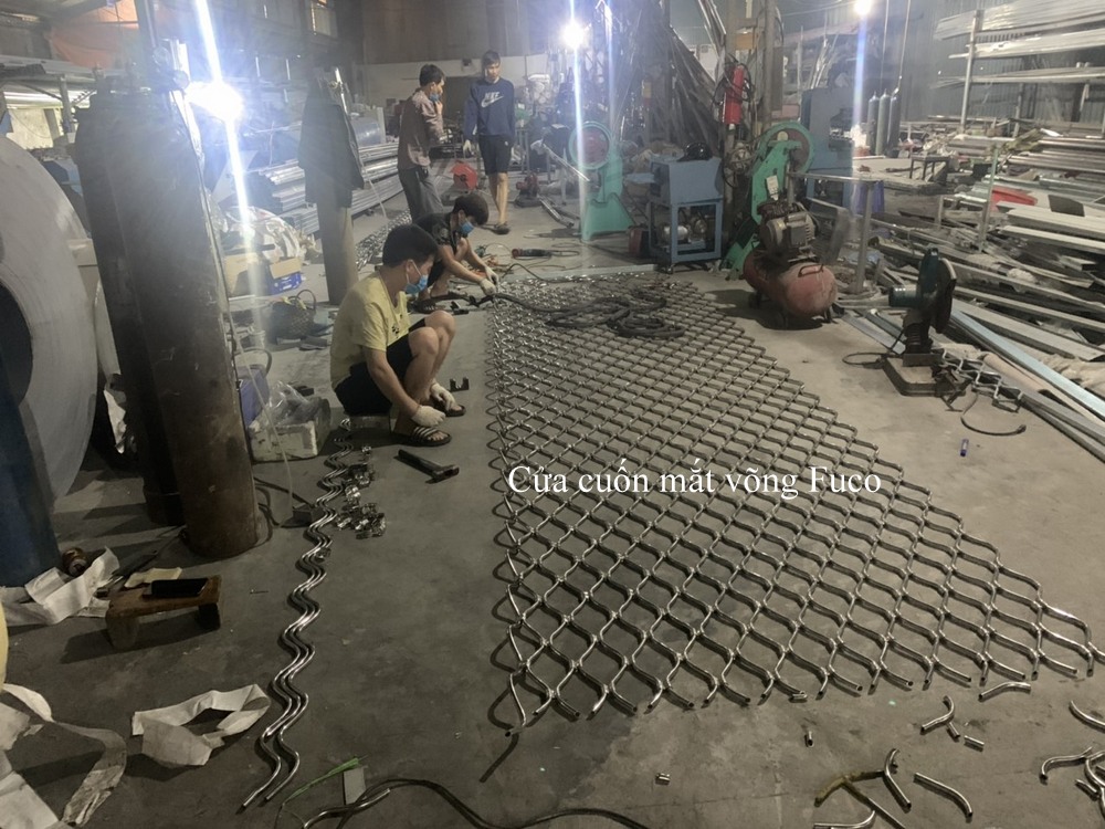 cửa cuốn mắt võng inox