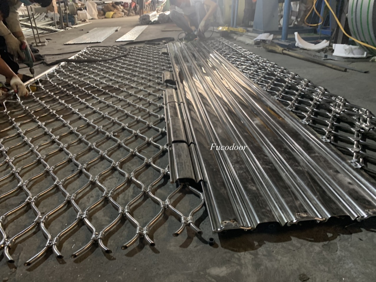 Cửa cuốn lưới mắt võng inox