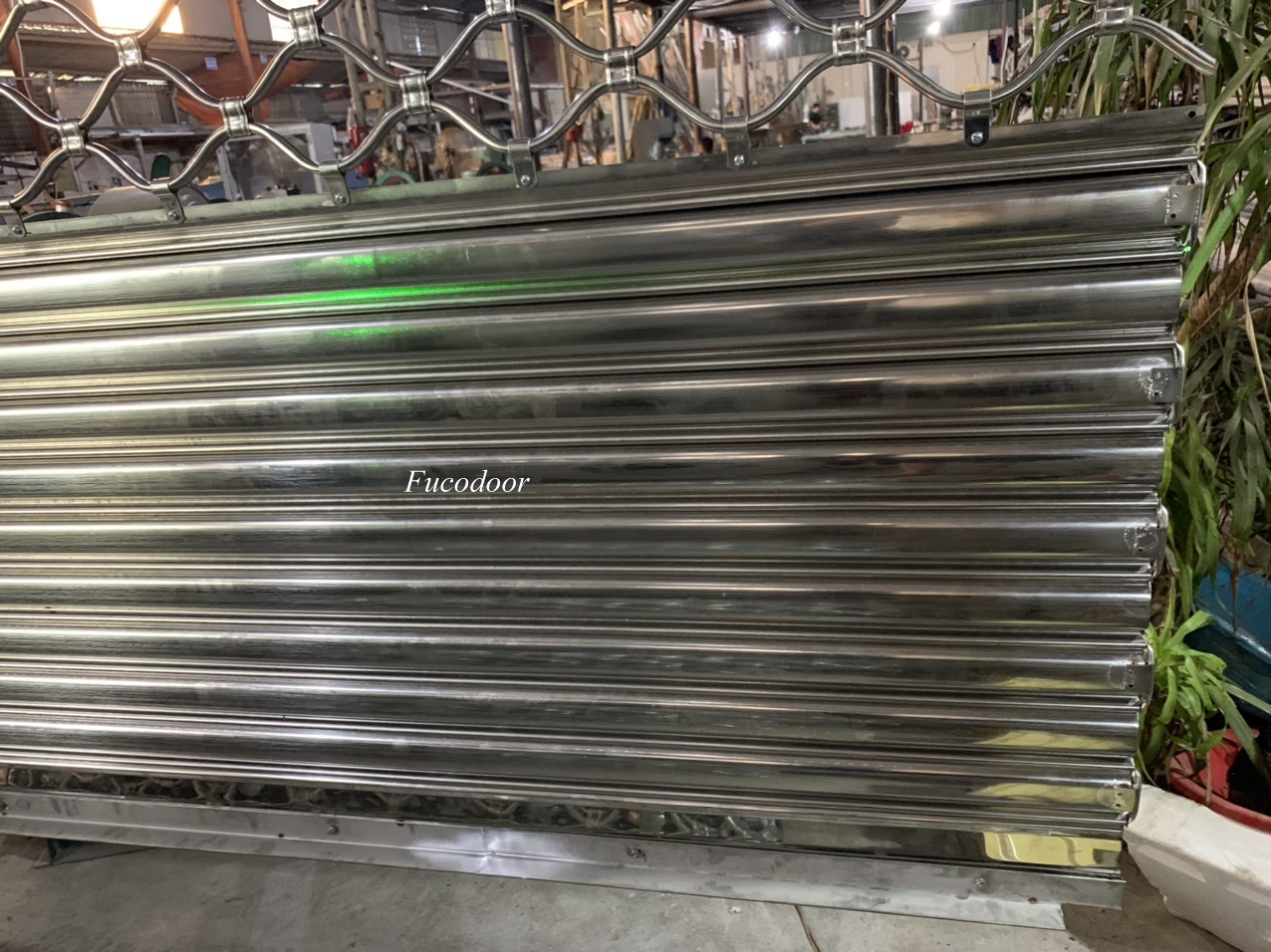 Cửa cuốn lưới mắt võng inox