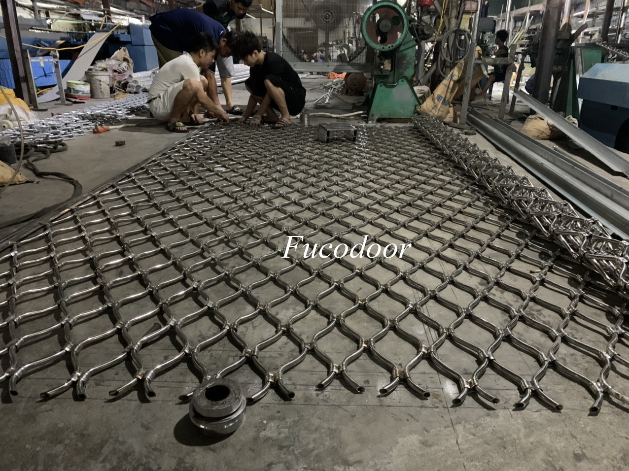 Cửa cuốn lưới mắt võng inox