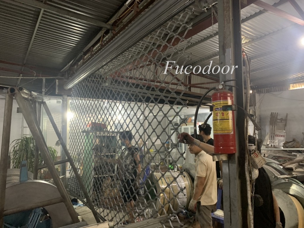 Cửa cuốn lưới mắt võng sơn tĩnh điện giá bán