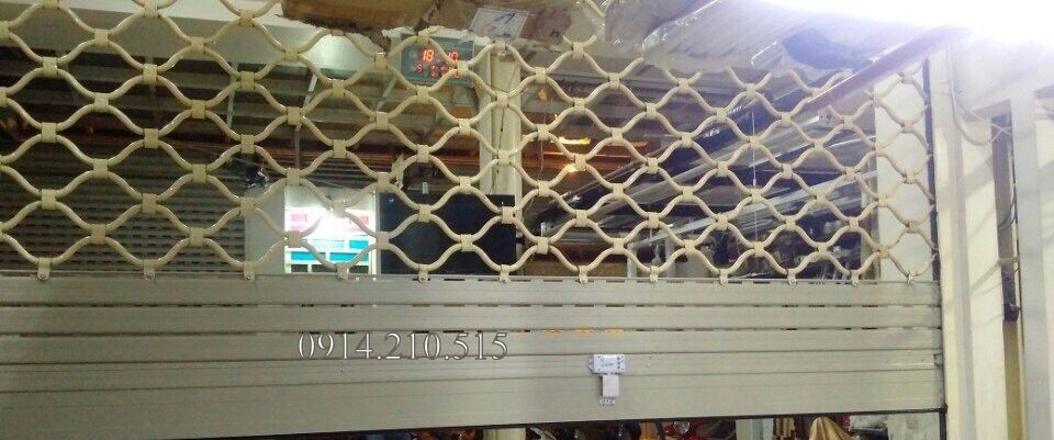Cửa cuốn lưới mắt võng sơn tĩnh điện giá bán