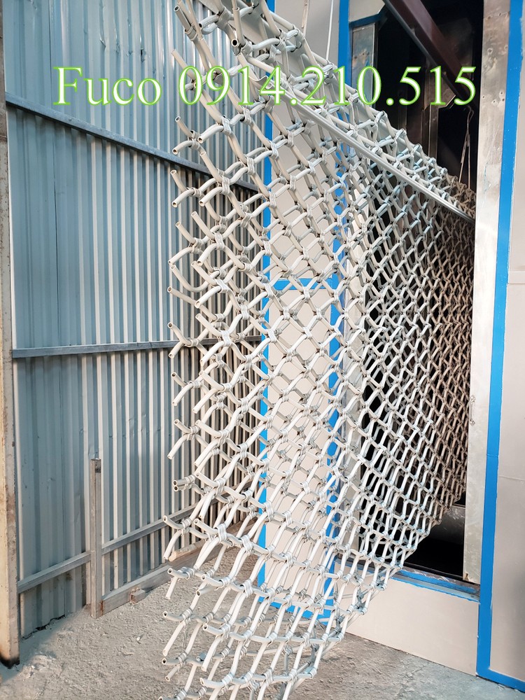 Nguyên liệu làm từ INOX 304 và INOX 201 và cửa cuốn mắt võng, mắt lưới sơn