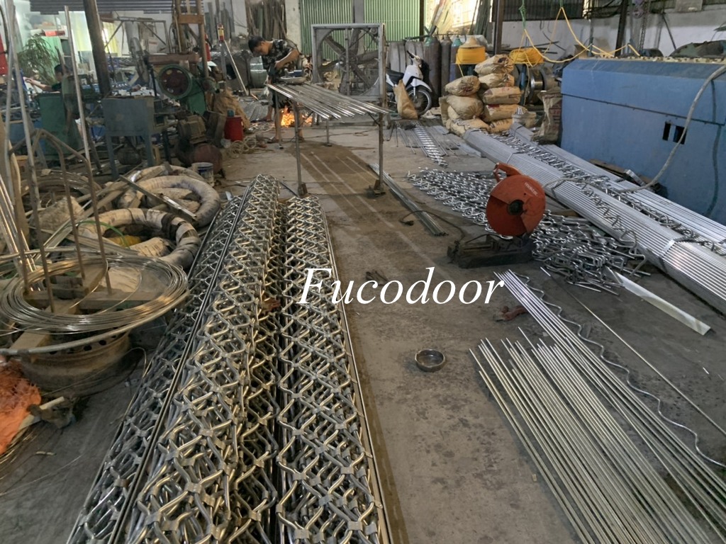 Sơn Tĩnh Điện, Cửa Cuốn Mắc Võng (Mắt Cáo)