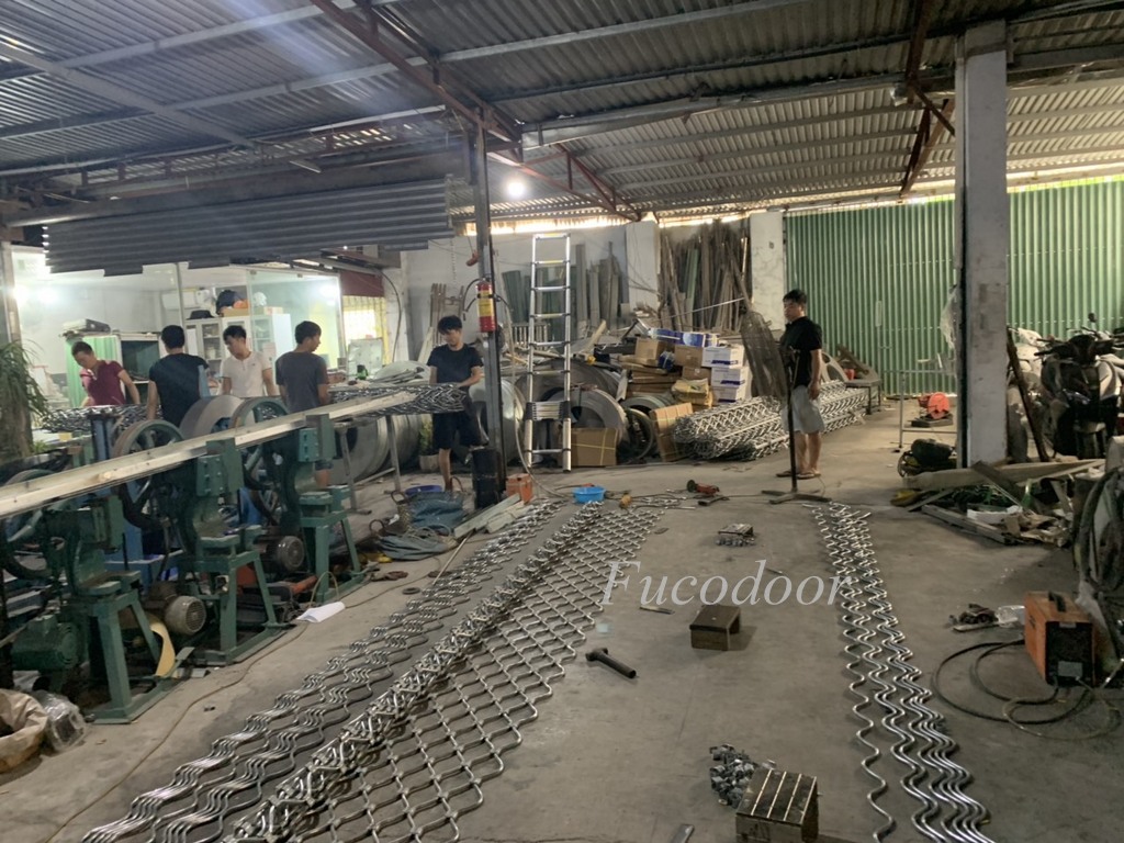 Sơn Tĩnh Điện, Cửa Cuốn Mắc Võng (Mắt Cáo)