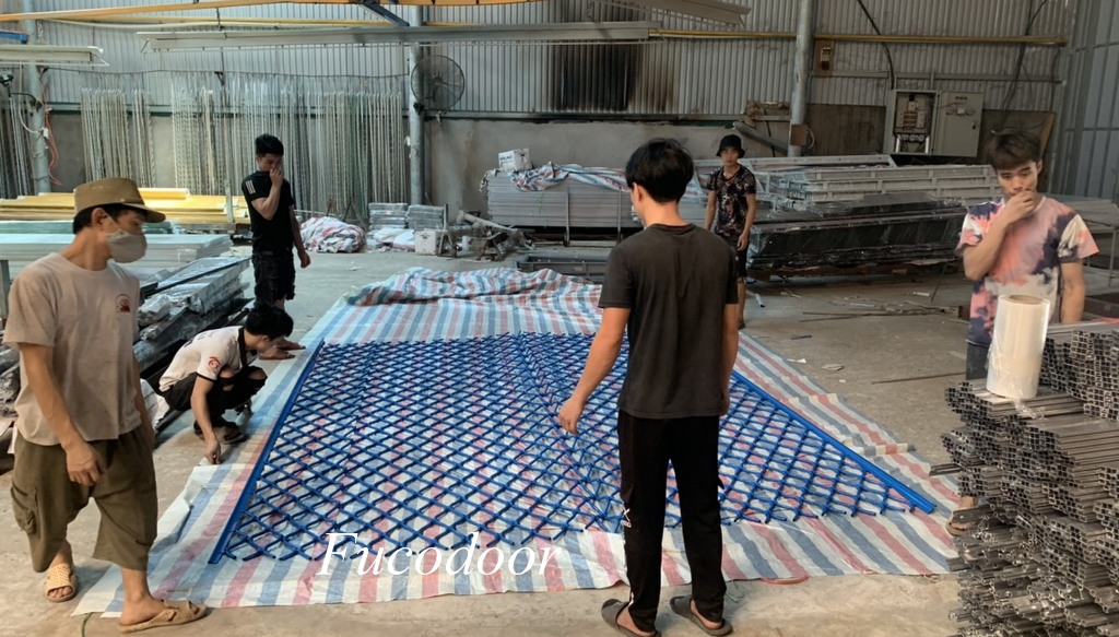 cửa cuốn mắt võng sơn tĩnh điện