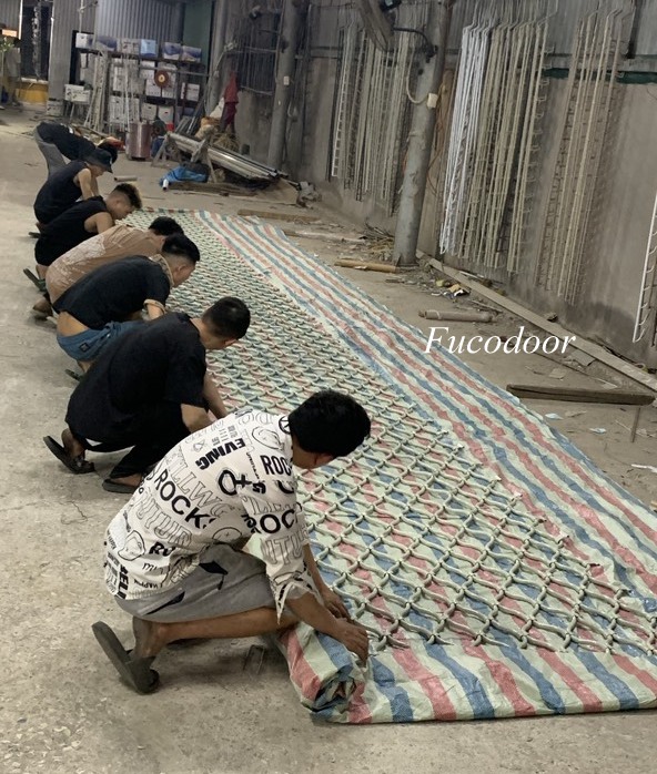 Cửa cuốn mắt võng sơn tĩnh điện ống phi 15.9