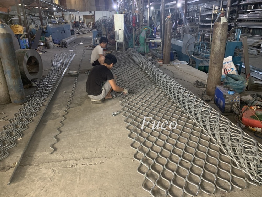 Nguyên liệu làm từ INOX 304 và INOX 201 và cửa cuốn mắt võng, mắt lưới sơn tĩnh điện