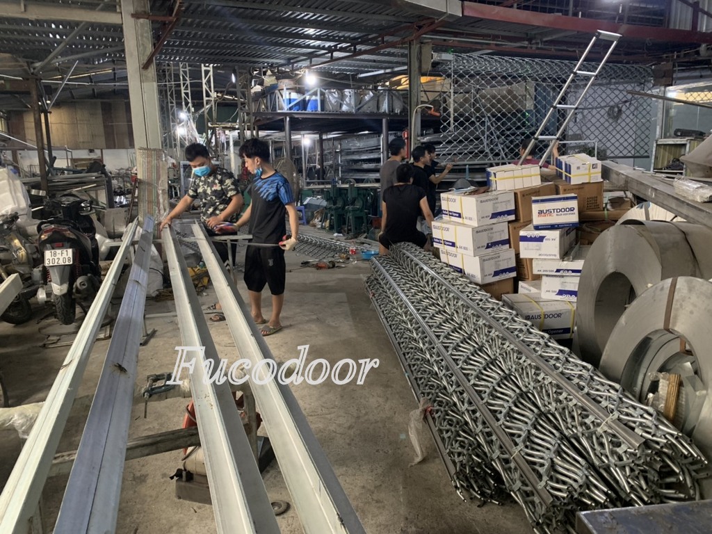 Nguyên liệu làm từ INOX 304 và INOX 201 và cửa cuốn mắt võng, mắt lưới sơn tĩnh điện