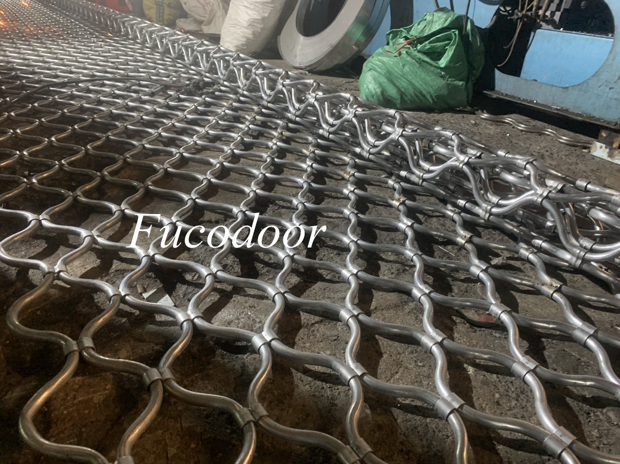 Cửa cuốn mắt võng sơn tĩnh điện ống 15.9